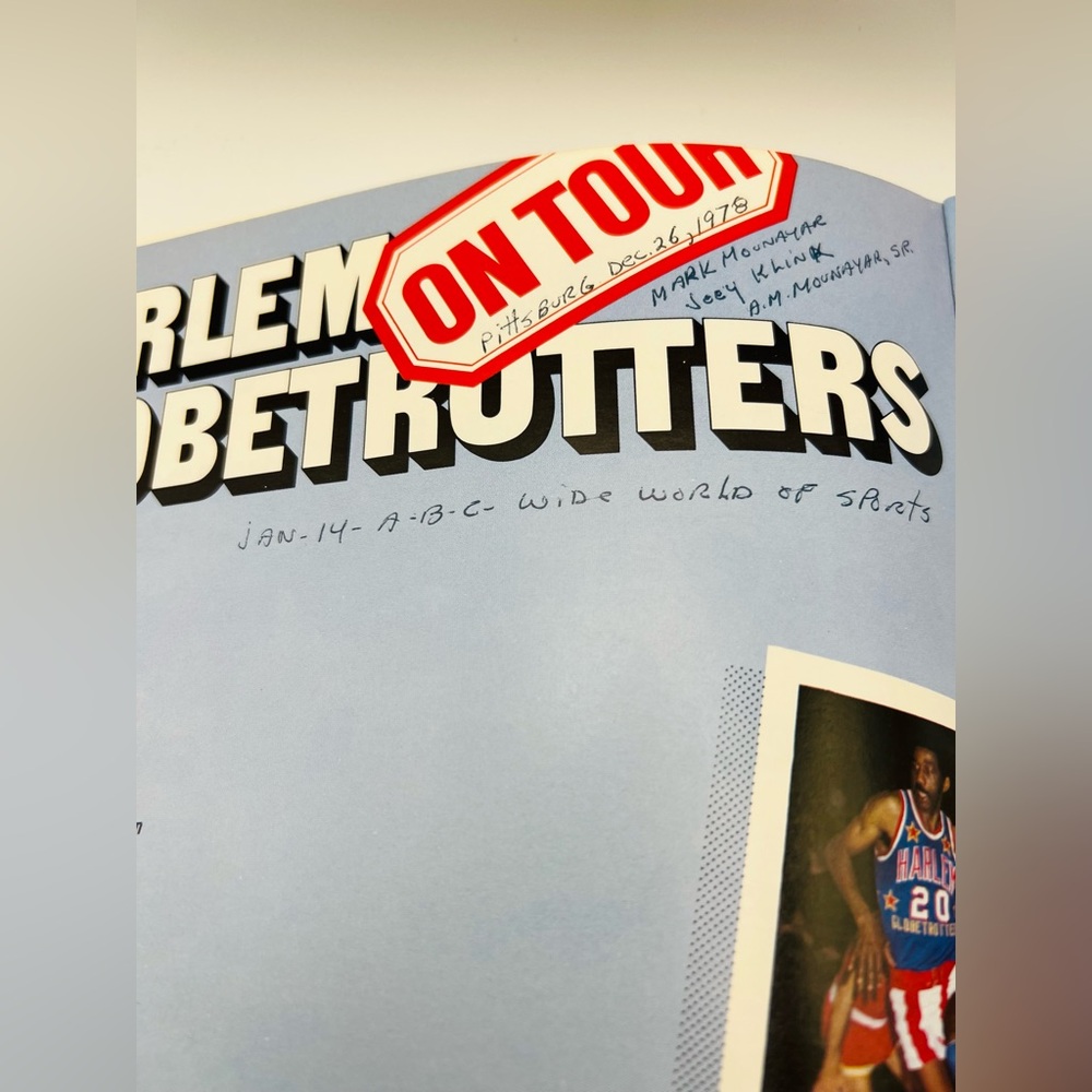 Harlem Globetrotters Program With Bold Colors - image 4